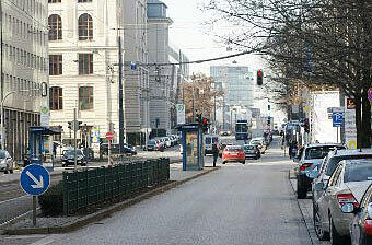 Trauriges Ende eines Junggesellenabschieds: Ein 32-Jähriger aus Donauwörth läuft am Samstag in der Arnulfstraße nach einem Besuch des Augustiner Biergartens vor einen Bus. Er zieht sich schwere Kopfverletzungen zu.