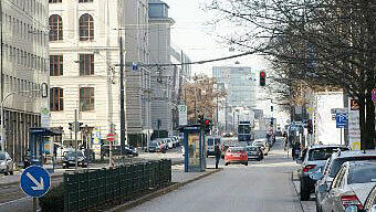 Trauriges Ende eines Junggesellenabschieds: Ein 32-Jähriger aus Donauwörth läuft am Samstag in der Arnulfstraße nach einem Besuch des Augustiner Biergartens vor einen Bus. Er zieht sich schwere Kopfverletzungen zu. Trauriges Ende eines Junggesellenabschieds: Ein 32-Jähriger aus Donauwörth läuft am Samstag in der Arnulfstraße nach einem Besuch des Augustiner Biergartens vor einen Bus. Er zieht sich schwere Kopfverletzungen zu.