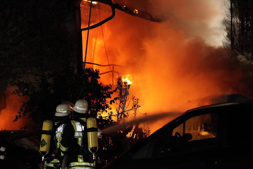 Wohnhaus und Pkw in Mühltal in Vollbrand. Bilder vom Großeinsatz der Feuerwehr.