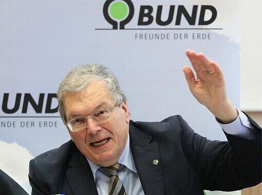 DAGEGEN - Hubert Weiger, Chef des Bund Naturschutz:
&bdquo;Die dritte Bahn ist ein überflüssiges Luxusprojekt
im internationalen Wettkampf um das
größte Drehkreuz. Die Flugbewegungen stagnieren
auf dem Niveau von 2006, die Bahn
soll vor allem die Zahl der Umsteiger erhöhen.
Für die Menschen und die Wirtschaft
Bayerns reichen zwei Bahnen.
Der Bau würde 900 Hektar verbrauchen
und viele Arten aus dem Schutzgebiet vertreiben.&ldquo;