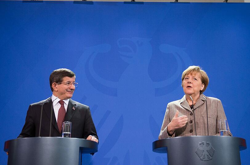 Angela Merkel (r, CDU) und der Ministerpräsident der Türkei, Ahmet Davutoglu