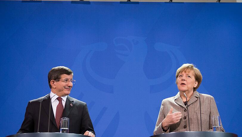 Angela Merkel (r, CDU) und der Ministerpräsident der Türkei, Ahmet Davutoglu Angela Merkel (r, CDU) und der Ministerpräsident der Türkei, Ahmet Davutoglu