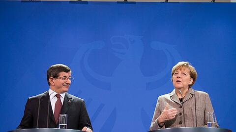Angela Merkel (r, CDU) und der Ministerpräsident der Türkei, Ahmet Davutoglu
