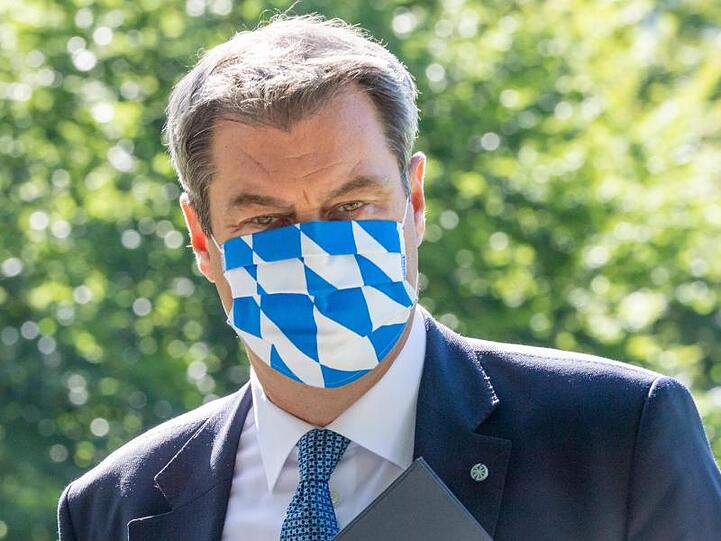 Markus Söder (CSU), Ministerpräsident von Bayern, mit Mundschutz. Foto: Peter Kneffel/dpa/Archivbild