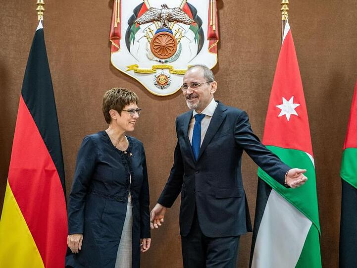 Der jordanische Außenminister Ayman Safadi empfängt Annegret Kramp-Karrenbauer.