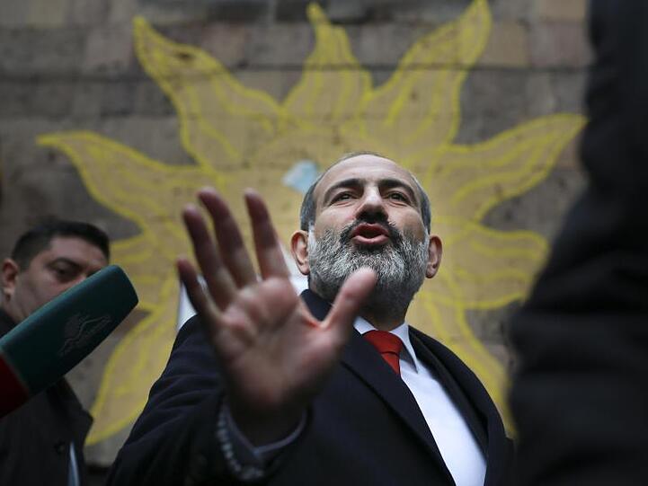 Armeniens Ministerpräsident Nikol Paschinjan verlässt ein Wahlbüro.