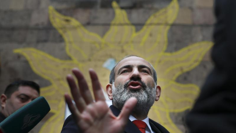 Armeniens Ministerpräsident Nikol Paschinjan verlässt ein Wahlbüro. Armeniens Ministerpräsident Nikol Paschinjan verlässt ein Wahlbüro.