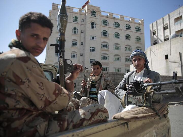 Bewaffnete jemenitische Huthi-Rebellen, die vom Iran unterstützt werden, sitzen auf der Ladefläche eines Transporters in Al-Hudaida.Der Jemen gehört zu den Gebieten, in denen die Lage laut Global Peace Index schlechter geworden ist.