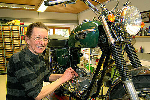 Irmgard Kronester ist Motorradmechanikerin aus Leidenschaft.