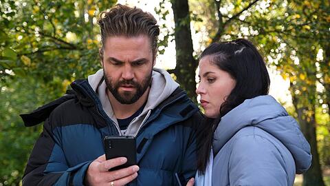 "Unter uns": Bambi und Sina müssen befürchten, dass Amelie entführt wurde.