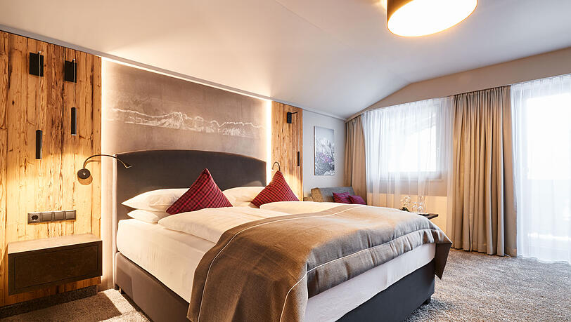 Alle Zimmer und Suiten sind mit viel Holz, Naturmaterialien und Liebe zum Detail eingerichtet. Alle Zimmer und Suiten sind mit viel Holz, Naturmaterialien und Liebe zum Detail eingerichtet.