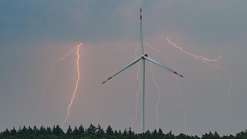 Die Gewitter können auch Starkregen mit sich bringen. (Archivbild)