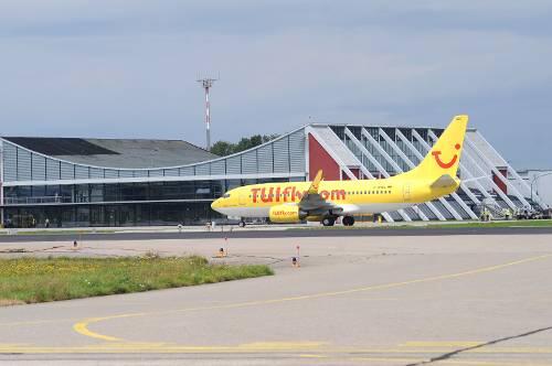Eine Maschine von Tui Fly landet.