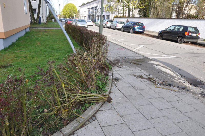 Die beiden Unfallwagen wurden so stark beschädigt, dass sie abgeschleppt werden mussten.