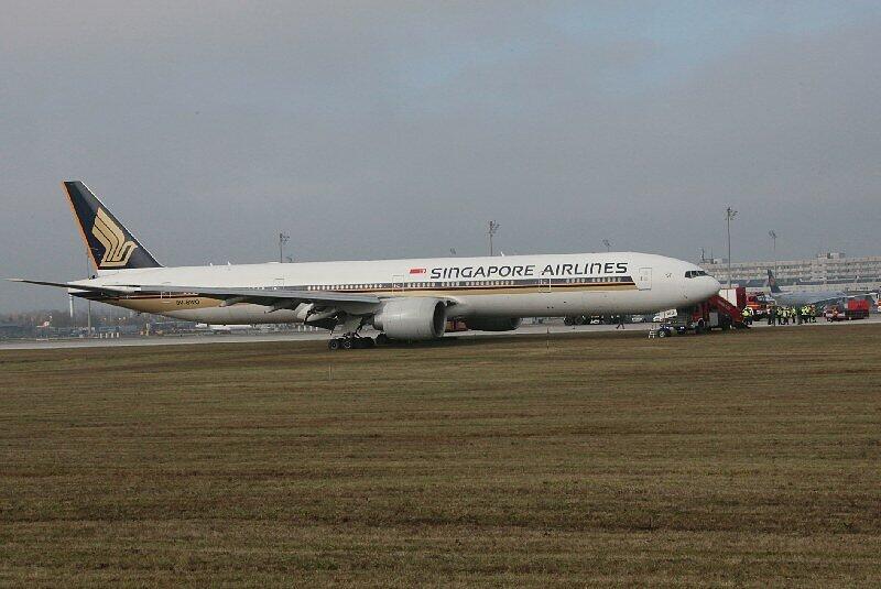 Die Boeing 777 der Singapore Airlines: Bei der Landung am Münchner Flughafen am Donnerstag begann das Flugzeug aus bisher unbekannten Gründen zu Rauchen. Es raste über die Landebahn, blieb in einem Rasenstück stecken und stoppte schließlich.