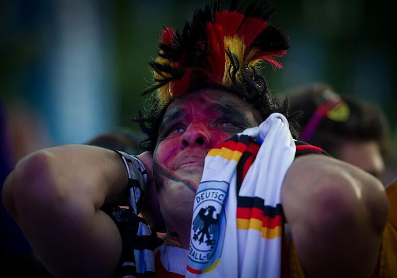 Tränen, Trauer, Tragik: Nach dem Halbfinal-K.o. gegen Italien können es viele Fans nicht fassen, dass der Traum vom EM-Titel vorbei ist. Die Bilder