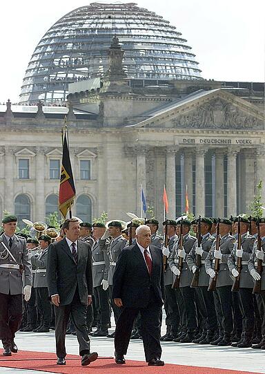 Der ehemalige Bundeskanzler Gerhard Schröder (l) mit dem damaligen israelischen Premierminister Ariel Scharon 2001 in Berlin