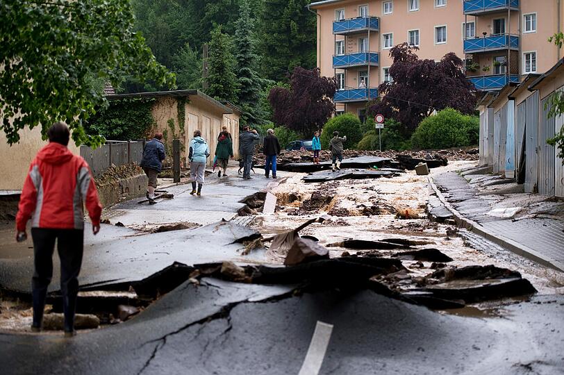 In Meißen und Dresden verwüsteten Schlammlawinen mehrere Straßen und machten sie unpassierbar. Sehen Sie hier die Bilder der Schlammverwüstung.