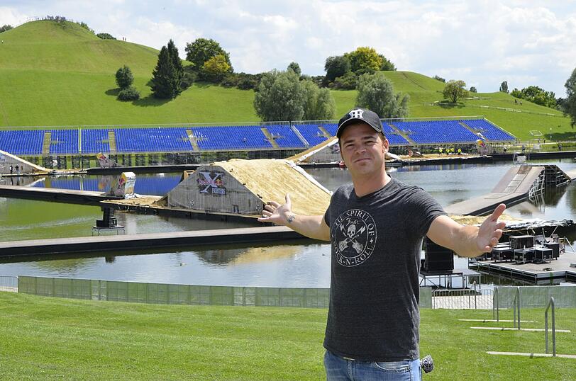 Der "Chef" der waghalsigen Strecke auf dem Olympiasee, Daniel Steffen, zeigt der AZ den Kurs.