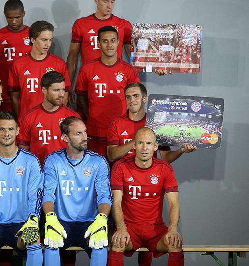 Dank Zauberkünstler Philipp Lahm gibt es ein Mannschaftsfoto mit Arjen Robben...