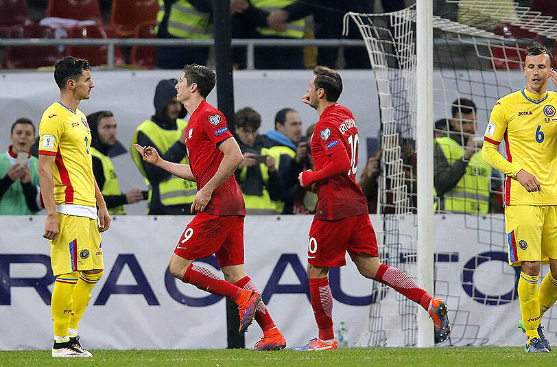 Im WM-Qualispiel gegen Rumänien wurde Polens Kapitän Robert Lewandowski von einem Knallkörper getroffen. Nach kurzer Behandlung spielte der Bayern-Star weiter - und erzielte noch einen Doppelpack. Die Bilder.