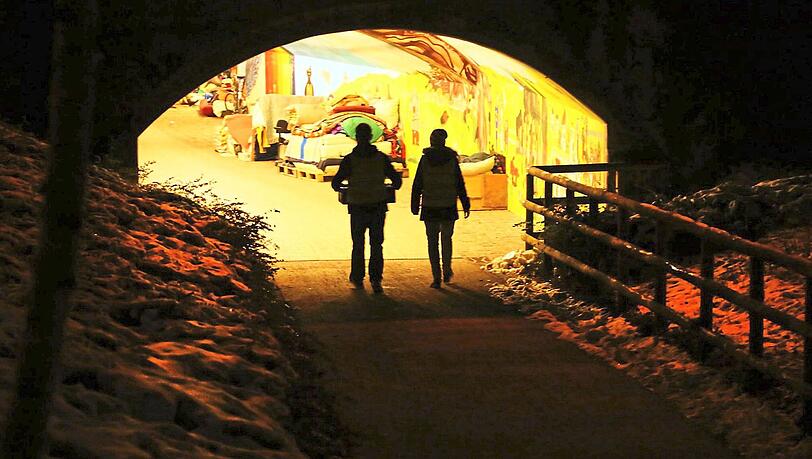 Sabrina und Gustavo vom Kältebus bringen Obdachlosen, die in der Unterführung unter der Kapuzinerstraße leben, Curryreis, eine Süßspeise und heißen Tee. Sabrina und Gustavo vom Kältebus bringen Obdachlosen, die in der Unterführung unter der Kapuzinerstraße leben, Curryreis, eine Süßspeise und heißen Tee.