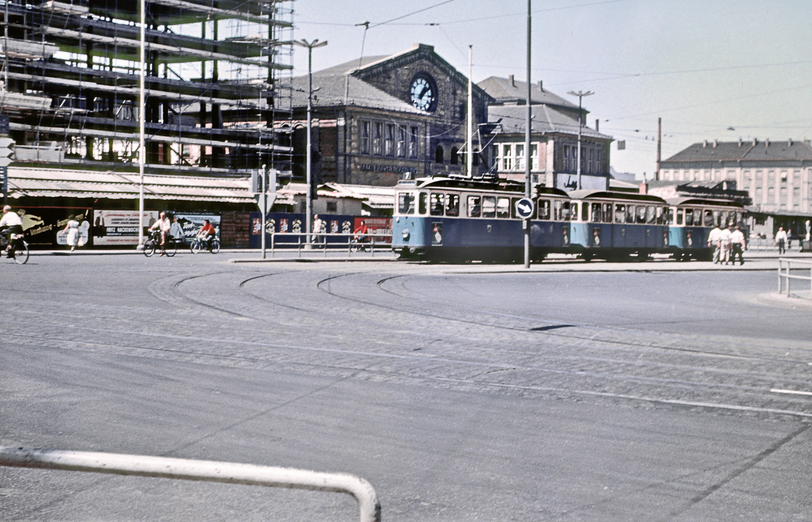 1955: Hier der ultimative Beweis, dass der alte Bürklein-Bahnhof von 1848 eben nicht, wie so oft zu lesen ist, im Krieg zerstört wurde. Bedeutende Teile davon standen noch, wurden erst 1959 abgerissen.