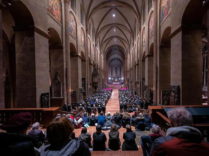 Gläubige sitzen beim Eröffnungsgottesdienst der Vollversammlung der Bischofskonferenz im Dom.