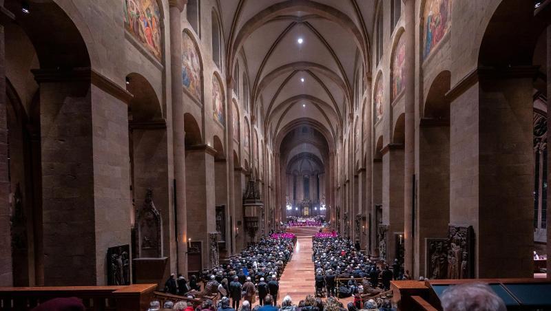 Gläubige sitzen beim Eröffnungsgottesdienst der Vollversammlung der Bischofskonferenz im Dom. Gläubige sitzen beim Eröffnungsgottesdienst der Vollversammlung der Bischofskonferenz im Dom.