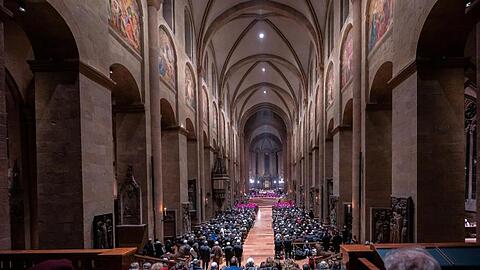 Gläubige sitzen beim Eröffnungsgottesdienst der Vollversammlung der Bischofskonferenz im Dom.