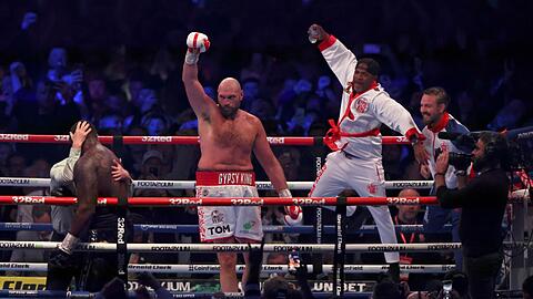 Tyson Fury (3.v.l) feiert vor 94.000 Zuschauern im Wembley-Stadion seinen Sieg über Dillian Whyte (l, vorne).