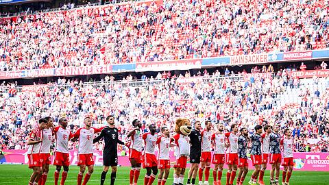Die Spieler des FC Bayern bedanken sich nach dem Sieg gegen den 1. FC Köln bei den Fans.