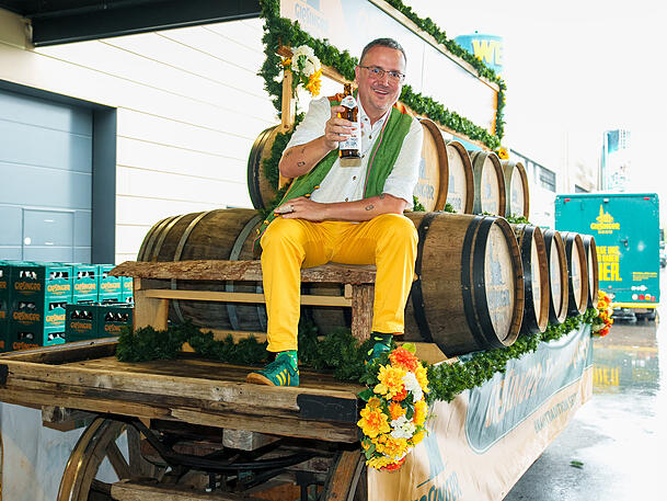 Steffen Marx mit seinem Giesinger Br&auml;u. Seine Brauerei hat bereits neun Stehaussch&auml;nken in M&uuml;nchen.