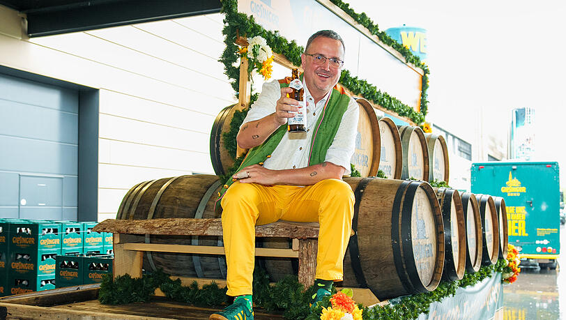 Steffen Marx mit seinem Giesinger Br&auml;u. Seine Brauerei hat bereits neun Stehaussch&auml;nken in M&uuml;nchen.