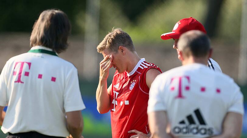 Unter Beobachtung von Arzt Müller-Wohlfahrt und den Physios: Bastian Schweinsteiger in Riva.