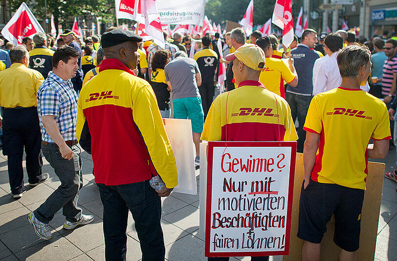 Postbeschäftigte demonstrierten am Montag in Frankfurt/Main.
