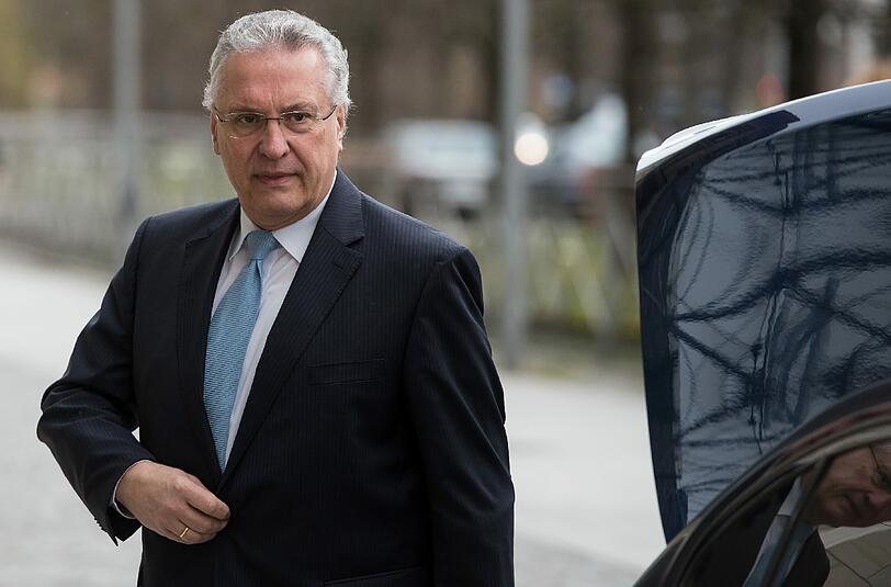 Weil Polizisten und andere Einsatzkräfte durch Flüchtlingskrise und Terrorgefahr unter einer enormen Belastung stehen, müsse der Rechtsstaat alles tun, um sie zu schützen, sagt Joachim Herrmann.