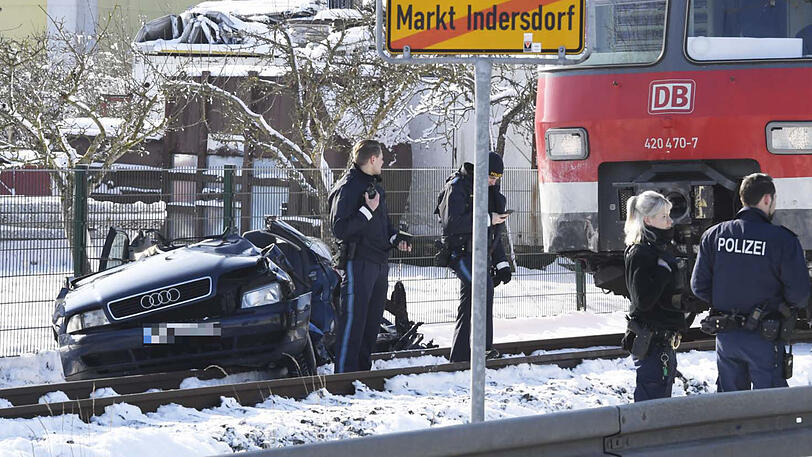 Bilder vom Unfallort bei Markt Indersdorf: Hier kollidierte am Montagmorgen eine S-Bahn mit einem Auto. Der Pkw-Fahrer starb noch am Unfallort.