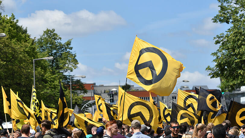 Das Symbol der Identitären Bewegung auf einer Demonstration in Berlin.