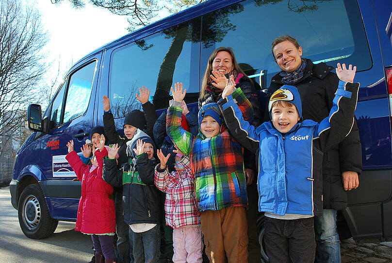 Der blaue Bus hat Platz für neun Kinder.
