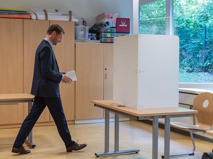 Michael Kretschmer (CDU), Ministerpräsident von Sachsen, bei der Stimmabgabe.