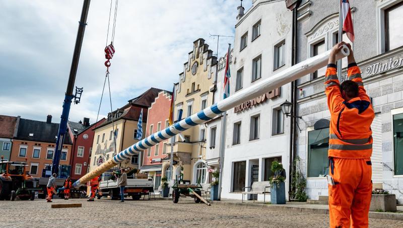 Mit einem Kran wird ein Maibaum am Marktplatz aufgestellt. Foto: Armin Weigel/dpa/Archivbild Mit einem Kran wird ein Maibaum am Marktplatz aufgestellt. Foto: Armin Weigel/dpa/Archivbild