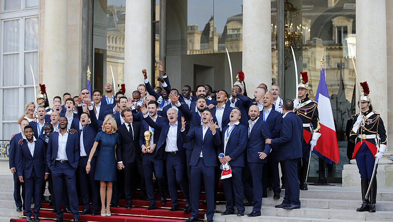 "Sollte Frankreich den EM-Titel holen, wird sollte Frankreich den EM-Titel holen, wird Emmanuel Macron die Mannschaft natürlich wieder im Élysée-Palast empfangen", glaubt Frankreich-Kenner Uli Wickert. "Sollte Frankreich den EM-Titel holen, wird sollte Frankreich den EM-Titel holen, wird Emmanuel Macron die Mannschaft natürlich wieder im Élysée-Palast empfangen", glaubt Frankreich-Kenner Uli Wickert.