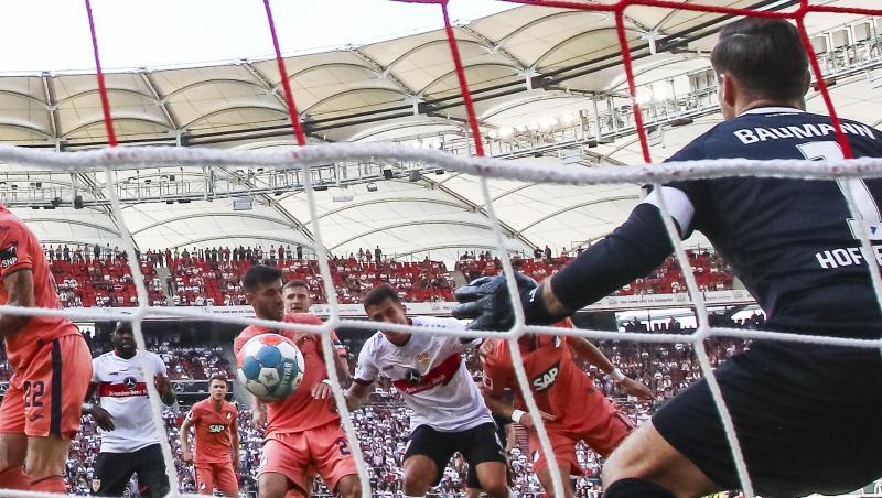 Marc Oliver Kempf (M) trifft zum Stuttgarter 1:0 - Hoffenheims Torwart Oliver Baumann (r) bleibt chancenlos.