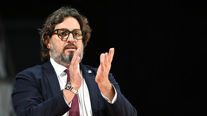 Bayern-Trainer Andrea Trinchieri sah einen deutlichen Sieg seiner Mannschaft in Würzburg.