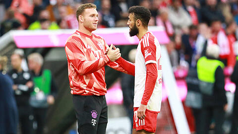 Wirkten nach dem 8:0-Sieg gegen Darmstadt harmonisch: Bayern-Keeper Daniel Peretz und Noussair Mazraoui (r.).