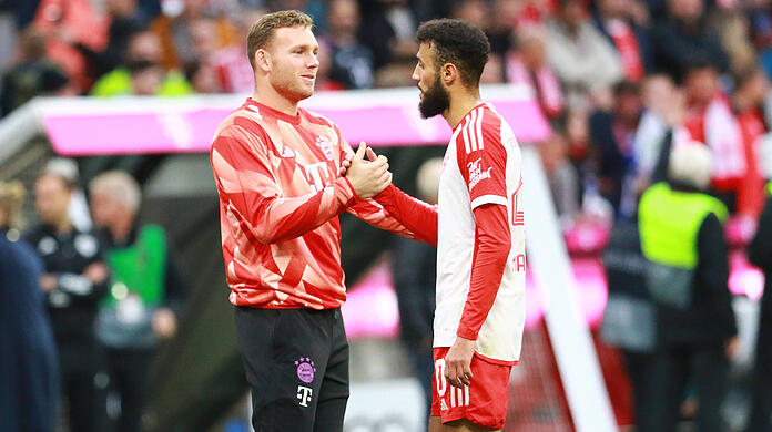 Wirkten nach dem 8:0-Sieg gegen Darmstadt harmonisch: Bayern-Keeper Daniel Peretz und Noussair Mazraoui (r.).