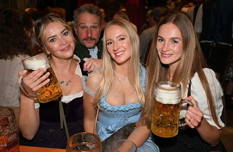Pablo Sprungala schlich sich ins Bild von Laura Osswald, Lily Lück und Teresa Klamert.