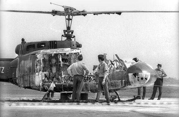 1972: Olympia-Attentat, der zerstörte Hubschrauber nach der missglückten Befreiungsaktion am Flugplatz in Fürstenfeldbruck. 1972: Olympia-Attentat, der zerstörte Hubschrauber nach der missglückten Befreiungsaktion am Flugplatz in Fürstenfeldbruck.