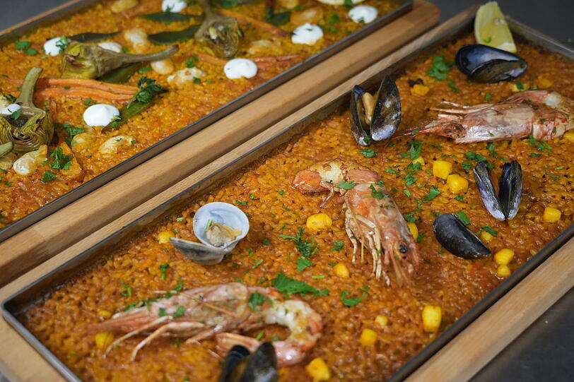 Links die vegetarische und rechts die Meeresfr&uuml;chte-Paella. Die Portionen reichen jeweils f&uuml;r zwei Personen.